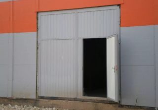 Промышленные распашные ворота из сэндвич панелей